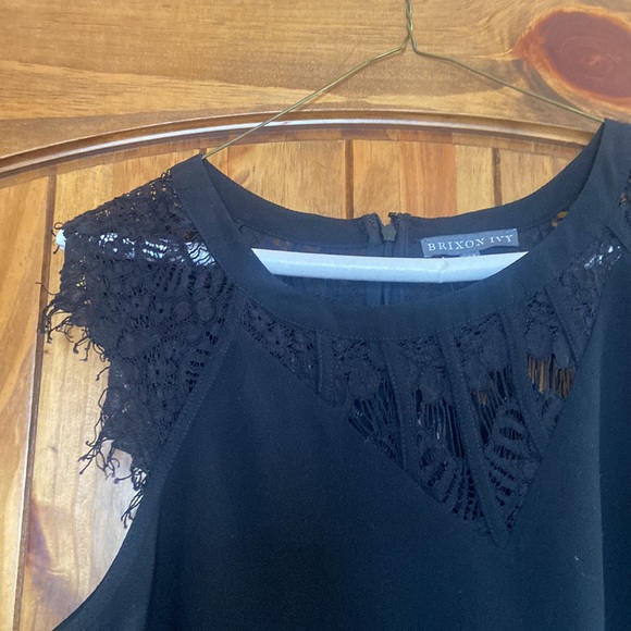 Black woman's blouse - Picture 2 of 3